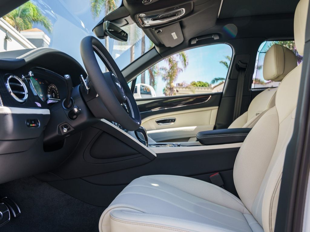2025 Bentley Bentayga - Photo 10