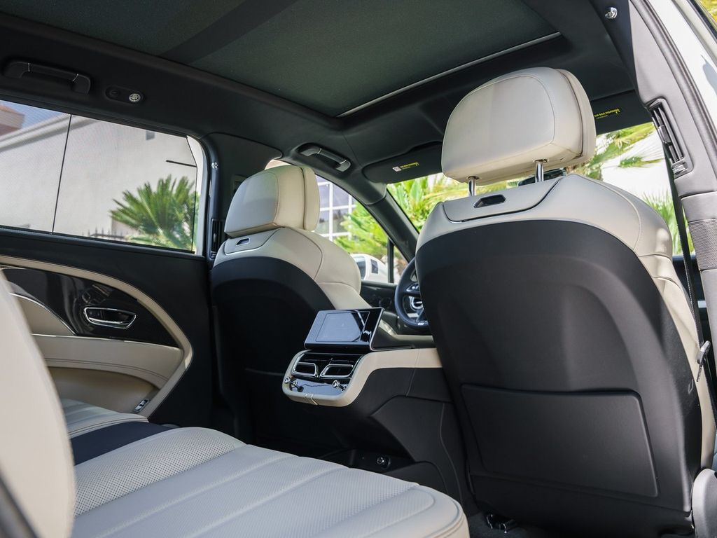 2025 Bentley Bentayga - Photo 22