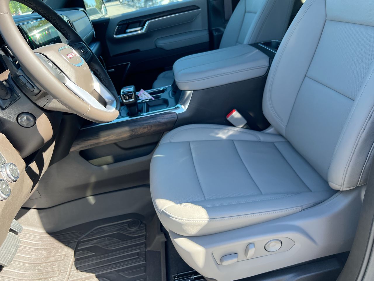2026 GMC Sierra 1500 SLT - Photo 14
