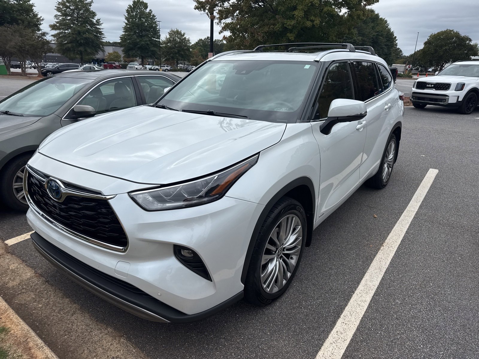 2022 Toyota Highlander Hybrid Platinum photo 3