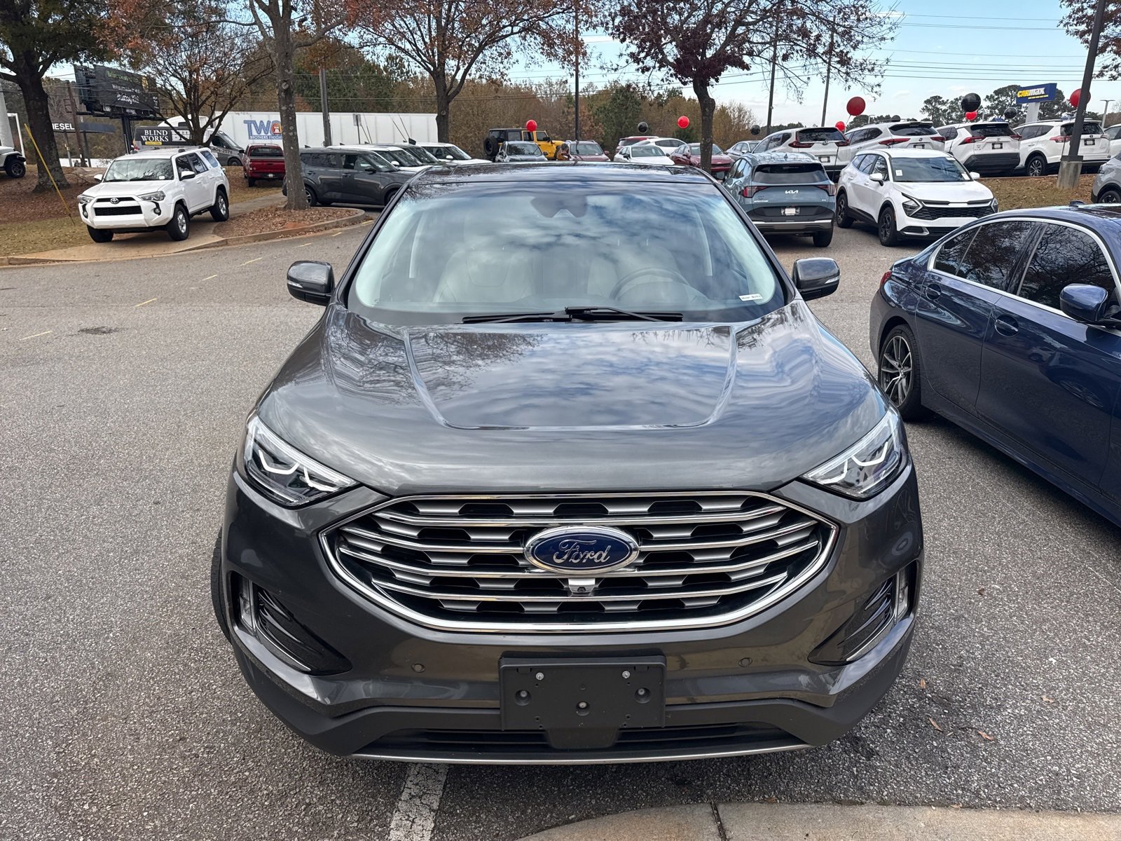 2019 Ford Edge Titanium photo 2