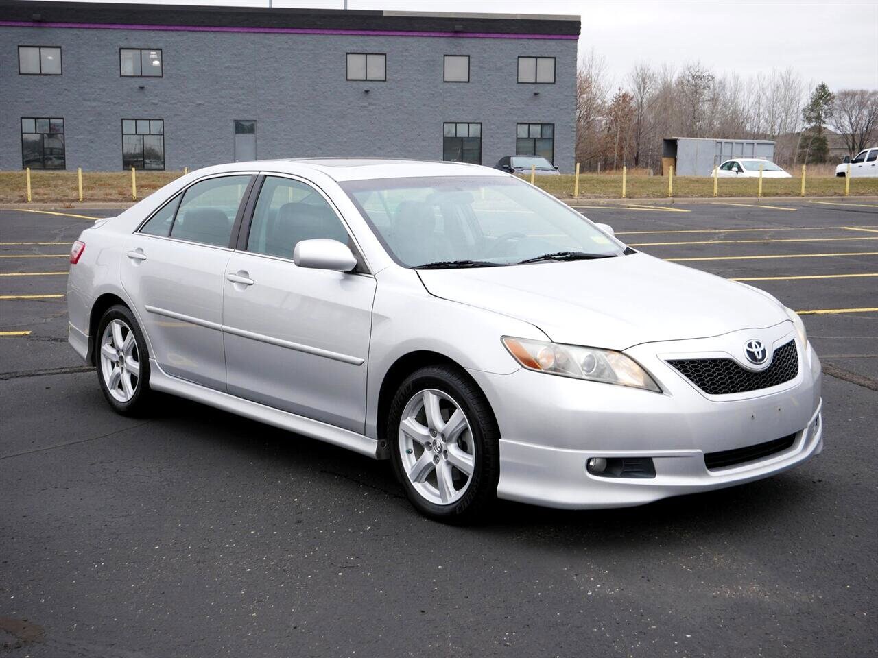 2009 Toyota Camry SE photo 2