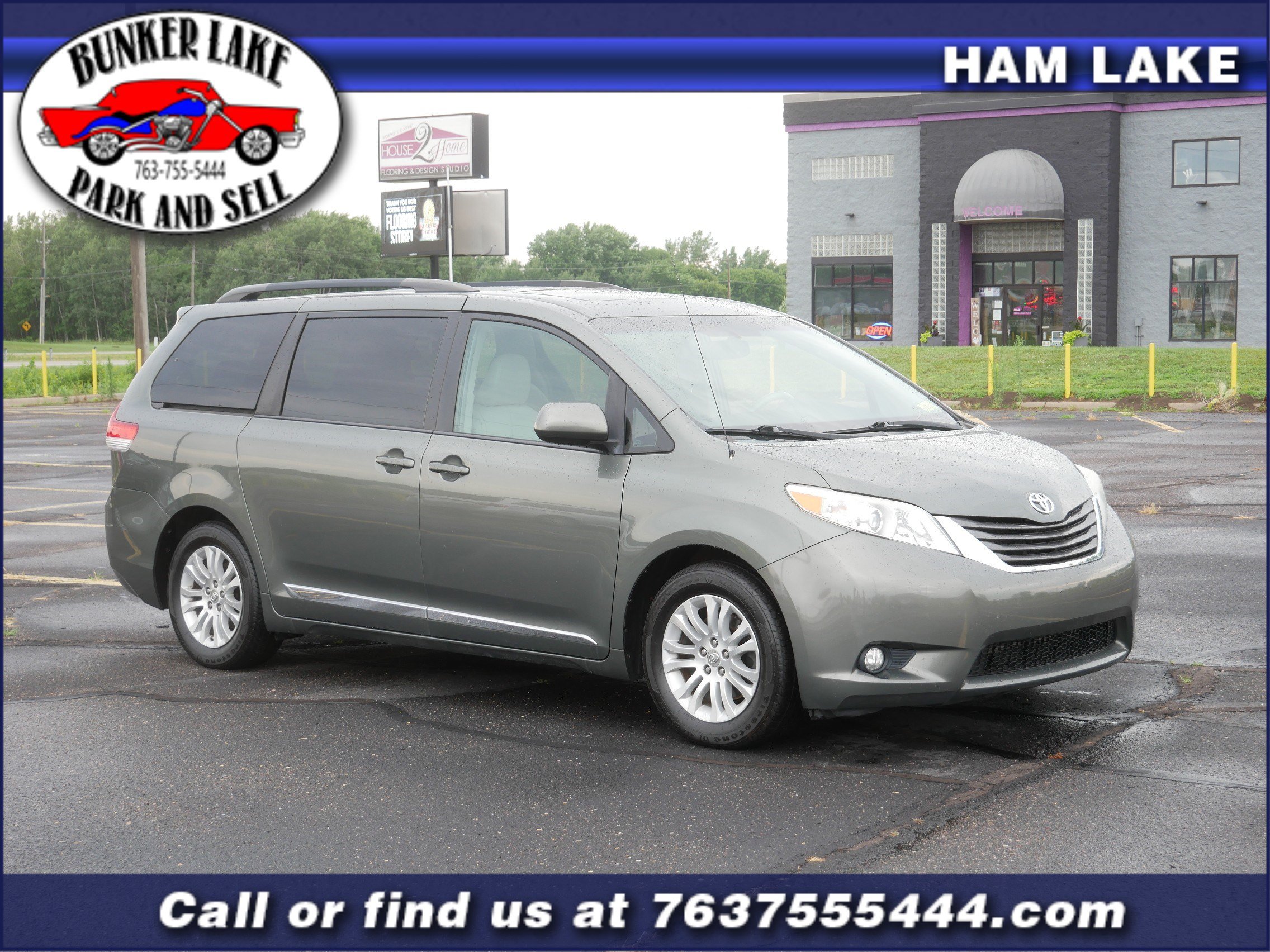 2013 Toyota Sienna XLE V6 7-Passenger Access Seat's photo