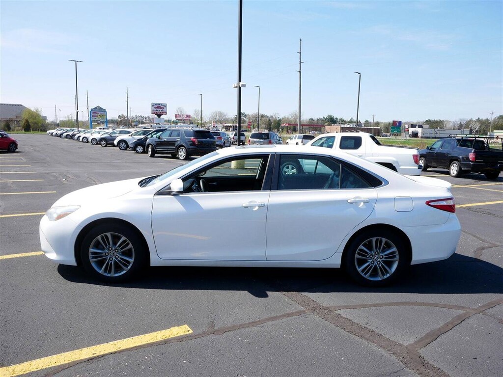 Used 2015 Toyota Camry SE Sedan