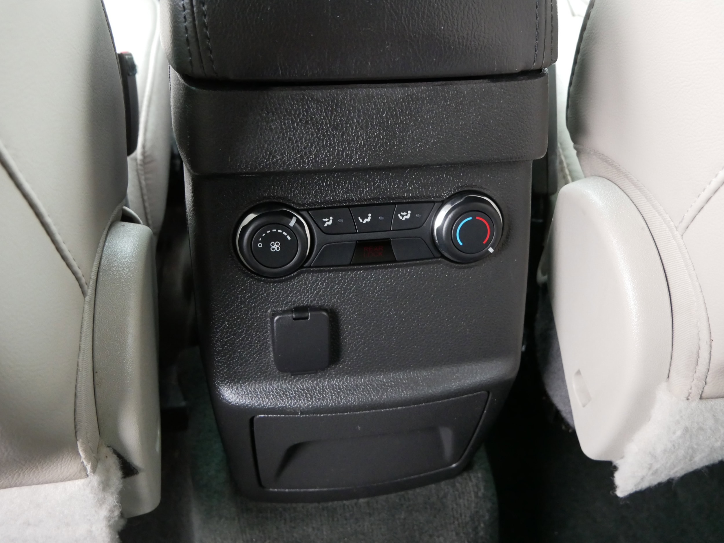 2015 Ford Explorer XLT - Photo 10