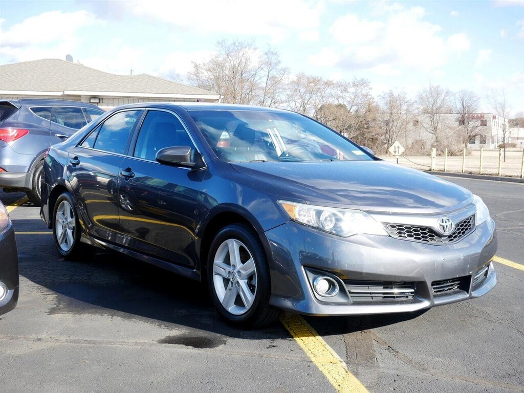 Used 2014 Toyota Camry SE Sedan