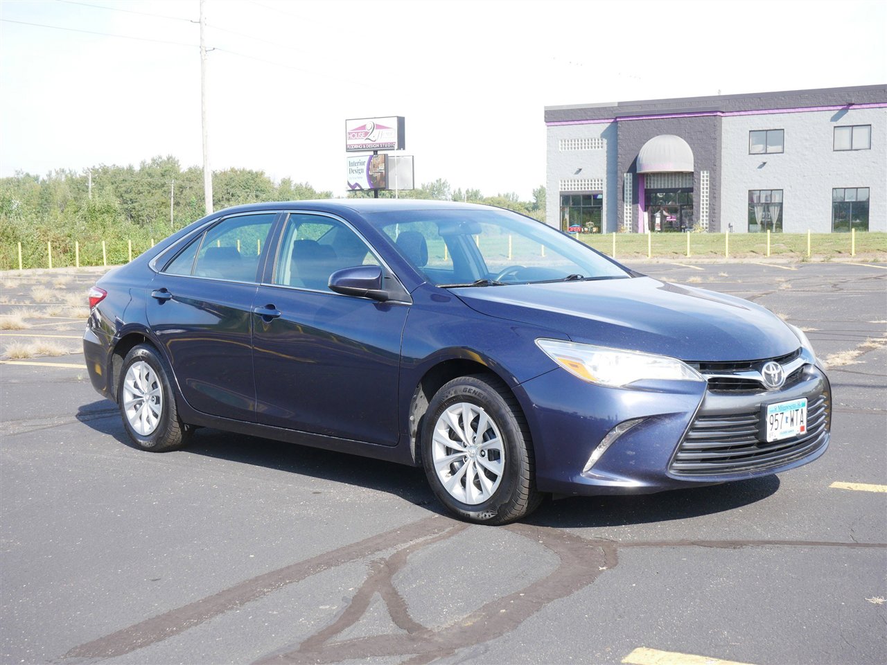 2015 Toyota Camry LE photo 2