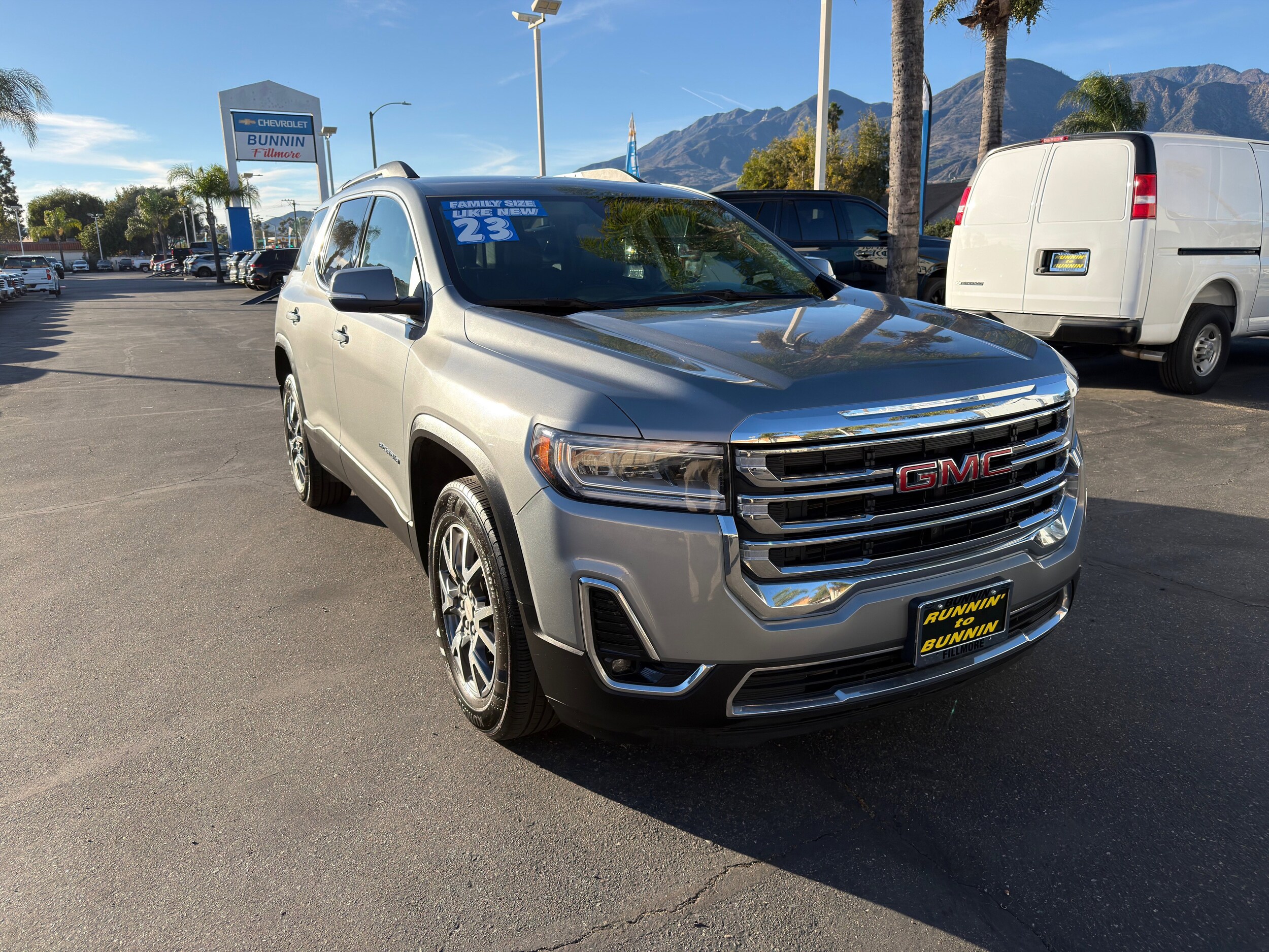 2023 Gmc Acadia SLT photo 2