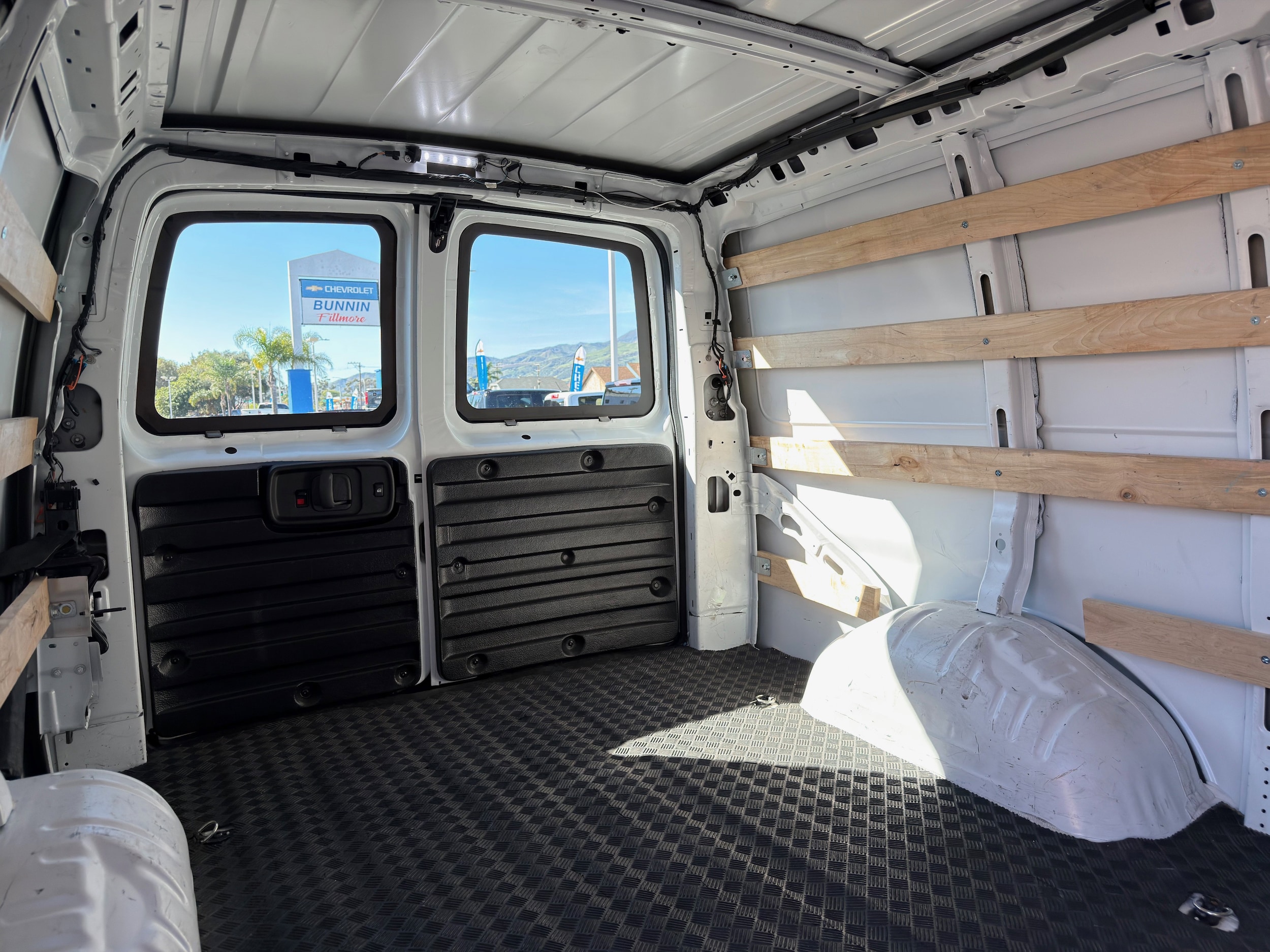 2024 GMC Savana Cargo Work Van - Photo 17