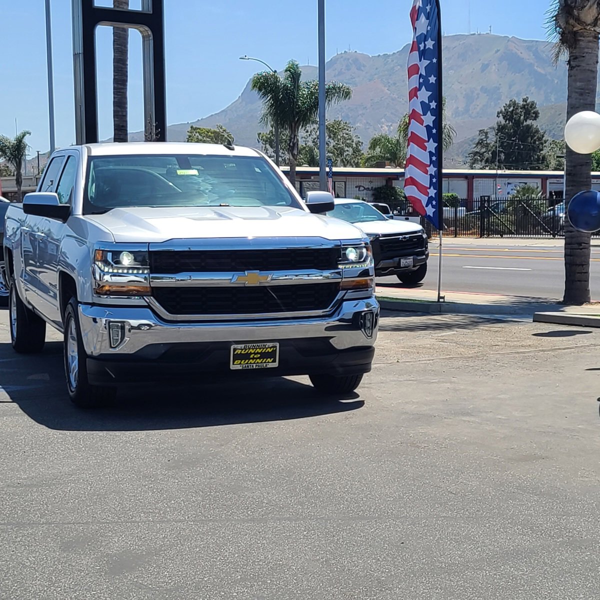 Used 2018 Chevrolet Silverado 1500 LT with VIN 3GCUCRER1JG306724 for sale in Santa Paula, CA