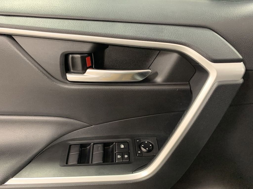 2020 Toyota RAV4 XLE - Photo 11