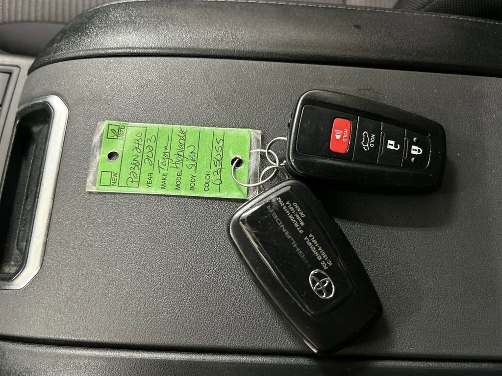 2023 Toyota Highlander LE - Photo 12