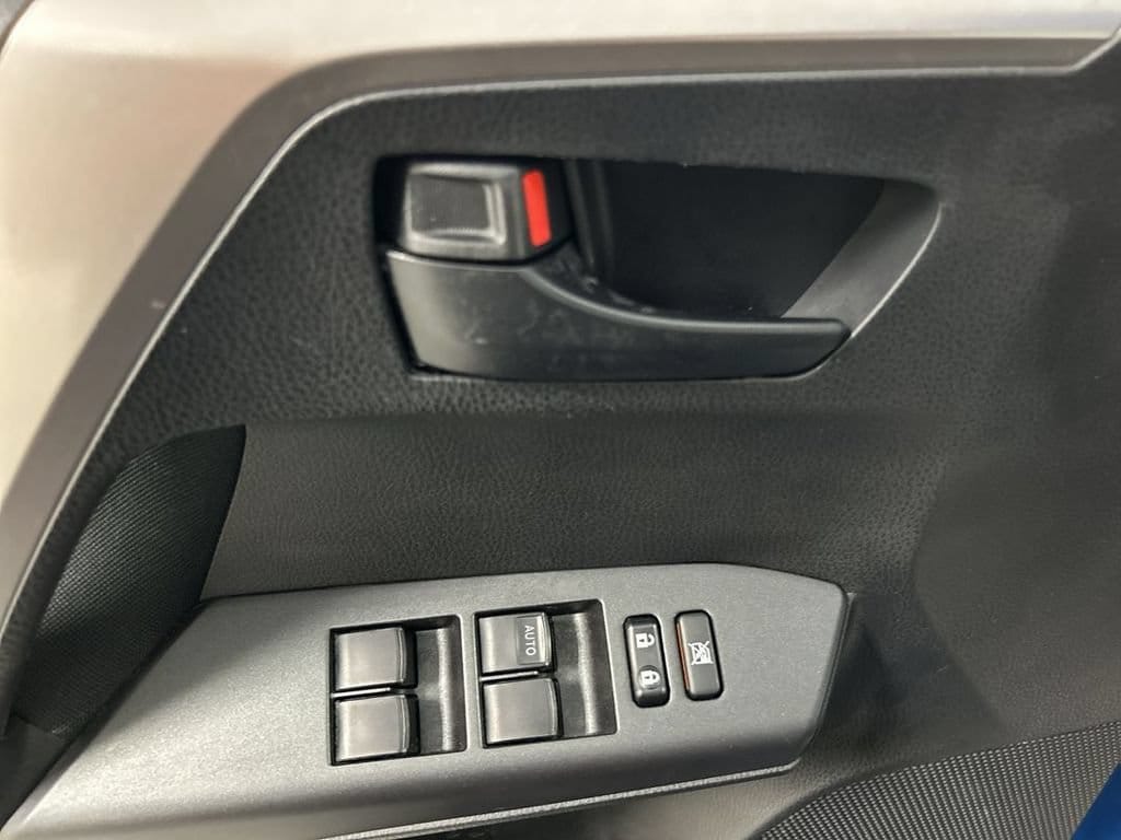 2017 Toyota RAV4 LE - Photo 11