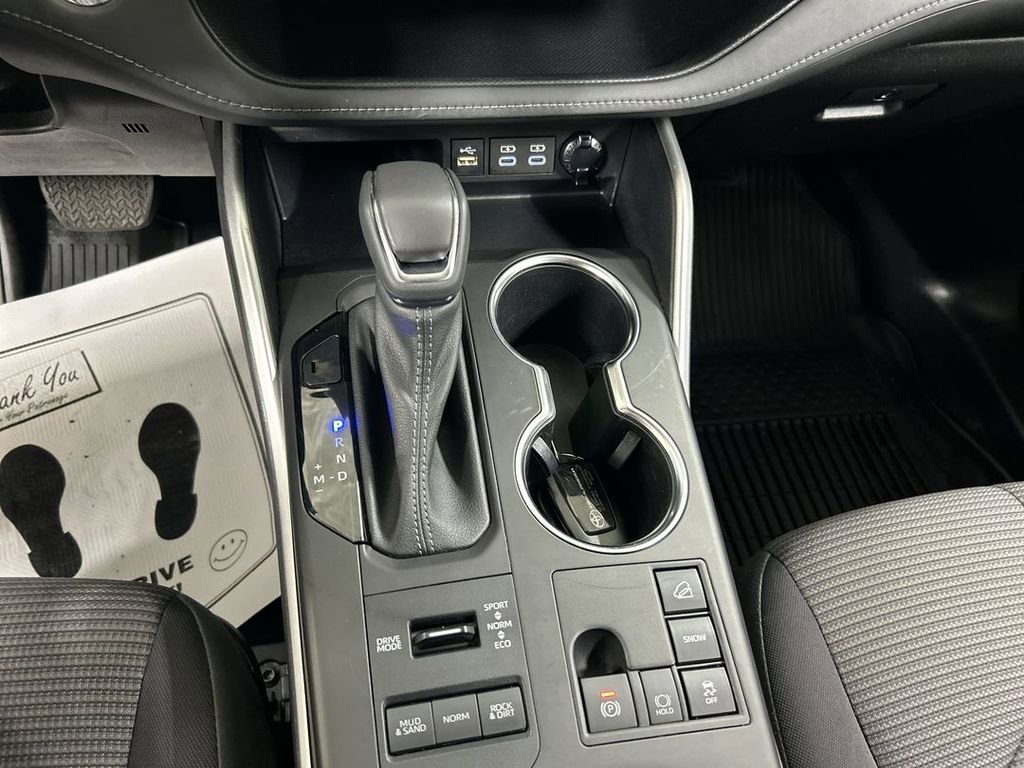 2023 Toyota Highlander LE - Photo 17