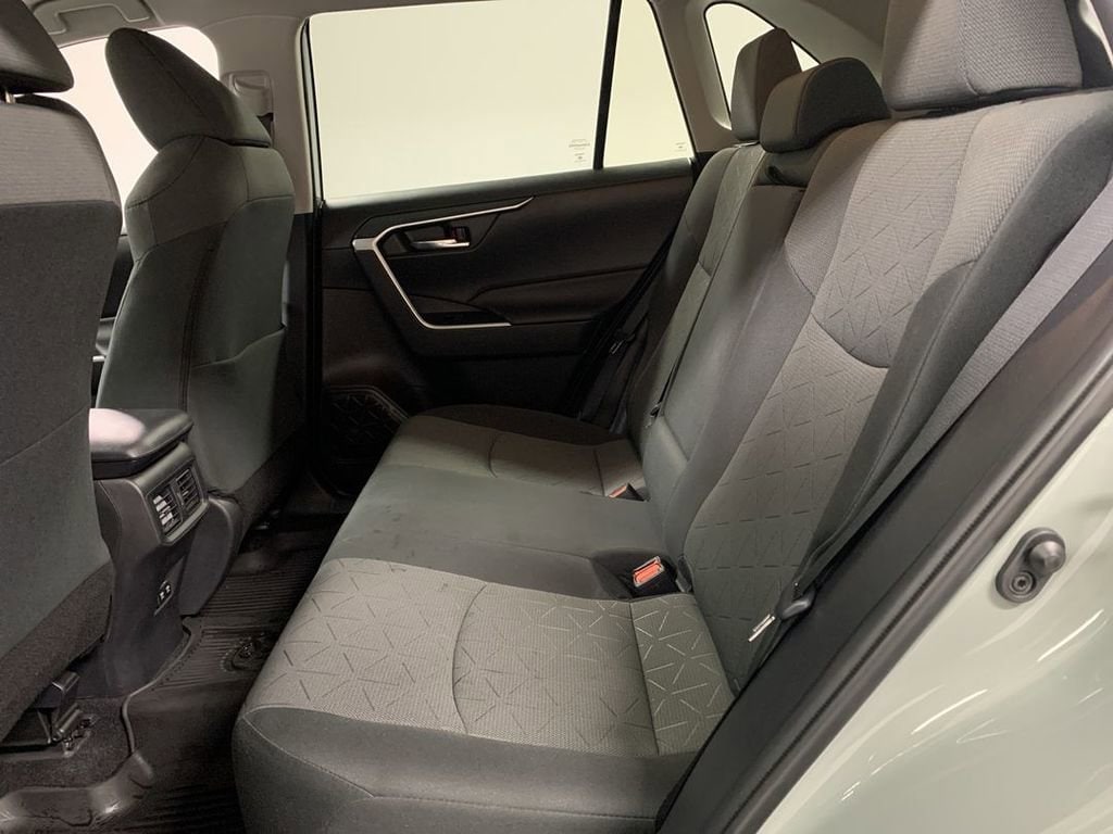 2020 Toyota RAV4 XLE - Photo 19