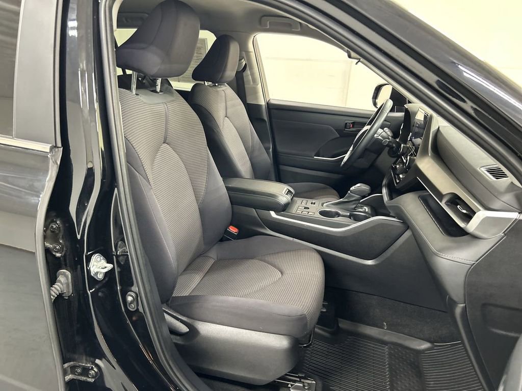 2023 Toyota Highlander LE - Photo 23