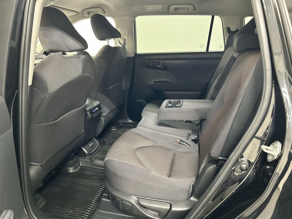 2023 Toyota Highlander LE - Photo 19