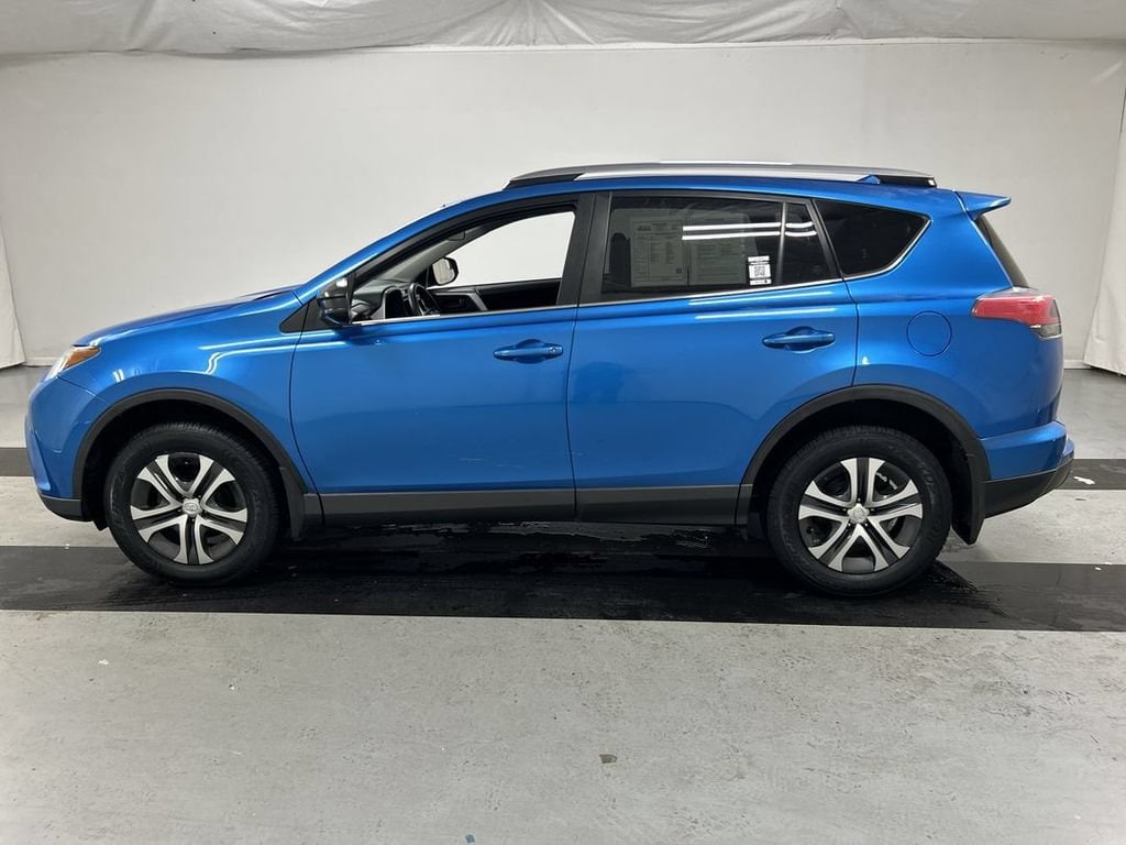 2017 Toyota RAV4 LE - Photo 6