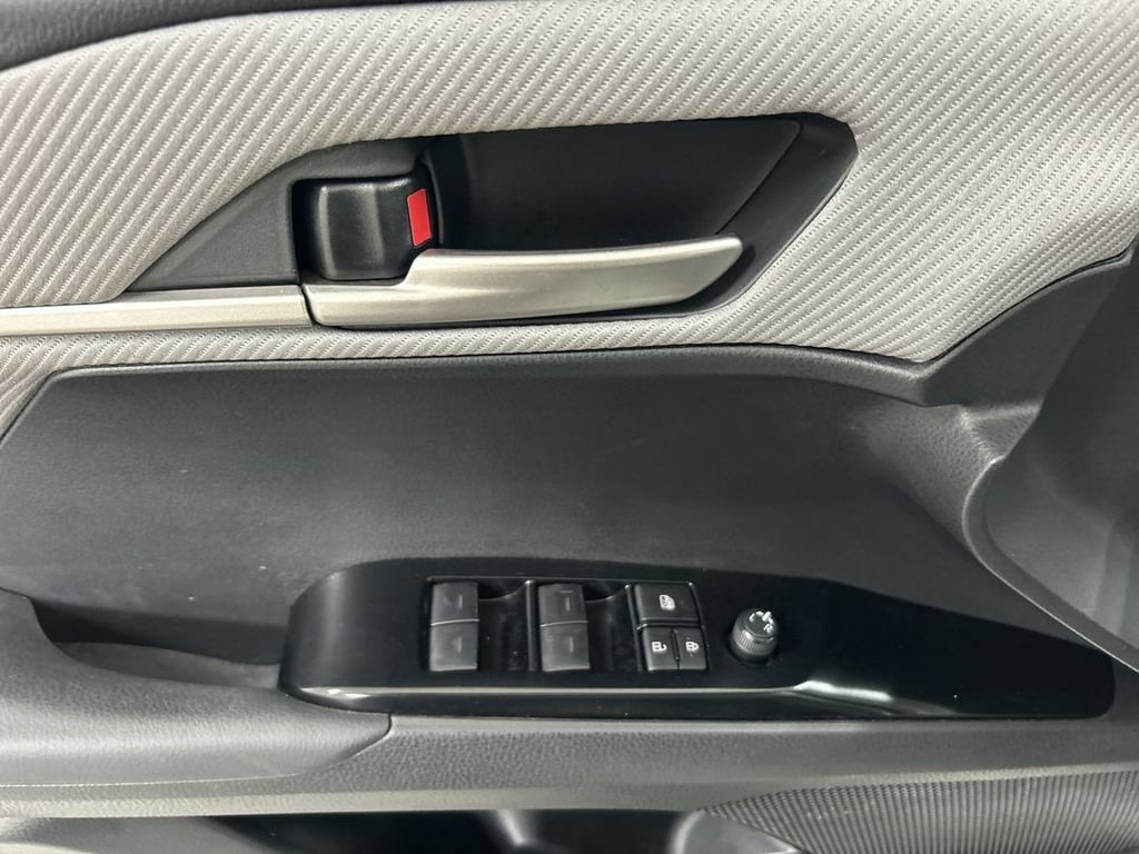 2025 Toyota Camry SE - Photo 11