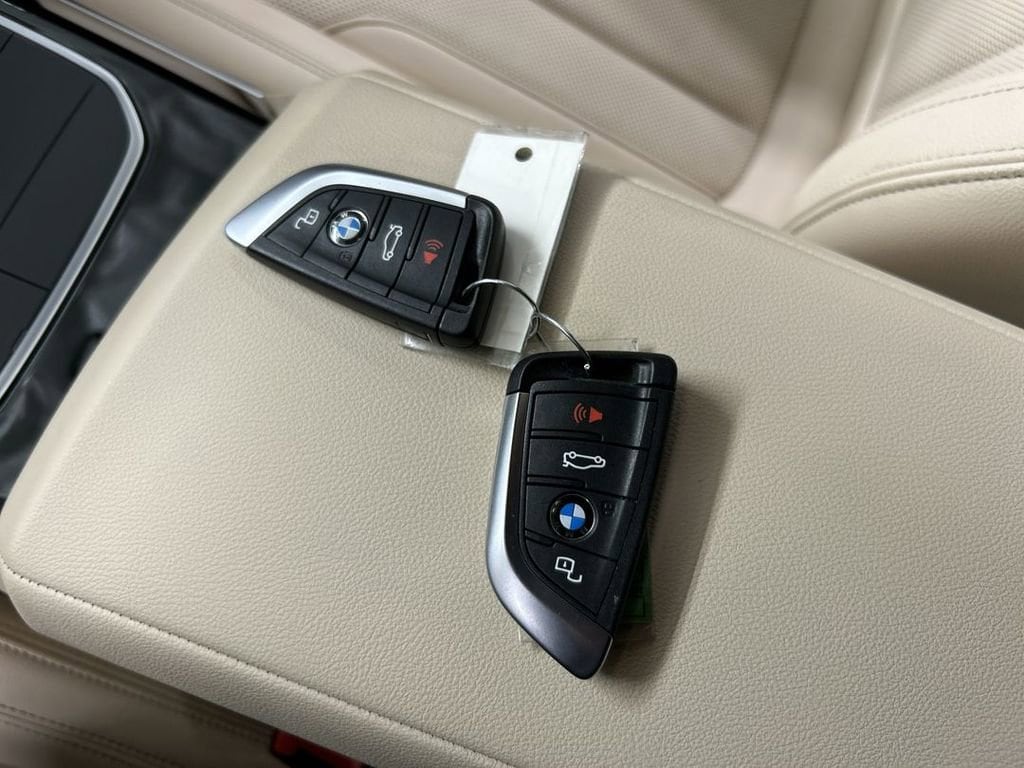 2023 BMW 3 Series 330e - Photo 12
