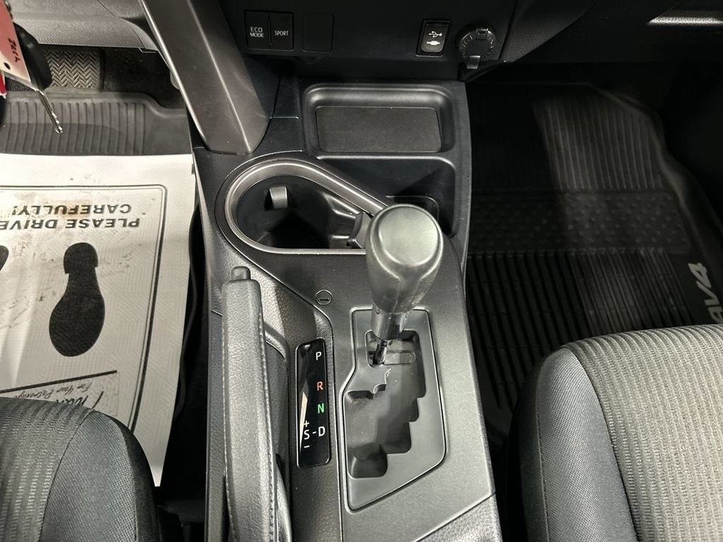 2017 Toyota RAV4 LE - Photo 17