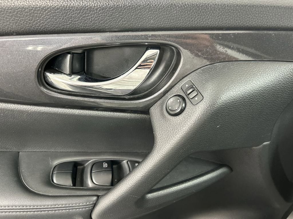 2017 Nissan Rogue SV - Photo 11