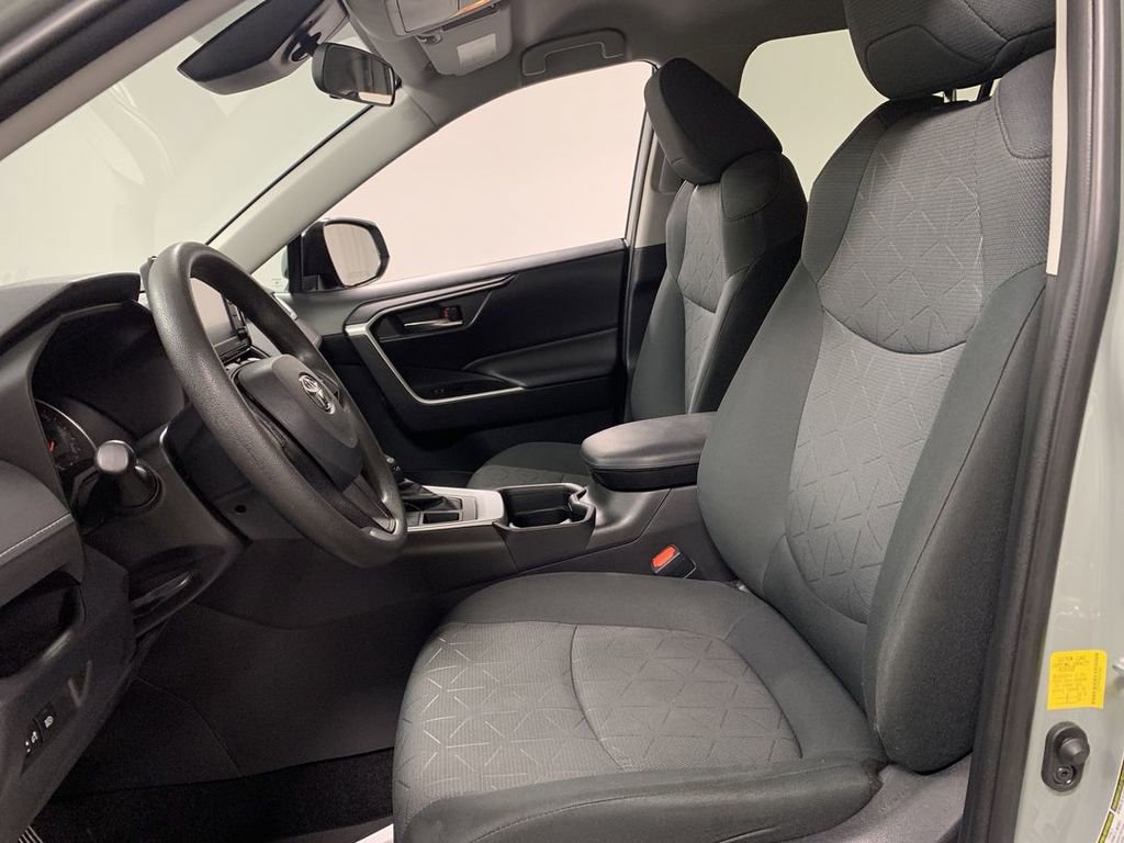 2020 Toyota RAV4 XLE - Photo 9