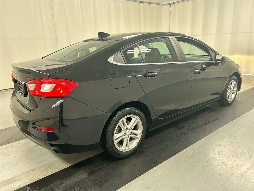 2017 Chevrolet Cruze LT photo 2