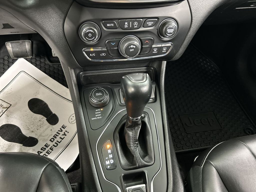 2019 Jeep Cherokee Latitude Plus - Photo 17