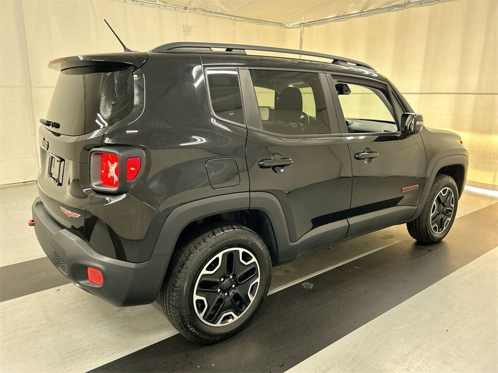 2017 Jeep Renegade Trailhawk photo 2