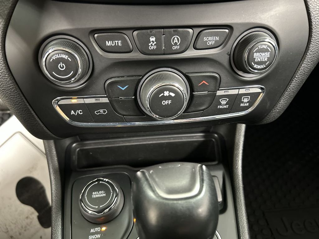 2019 Jeep Cherokee Latitude Plus - Photo 16