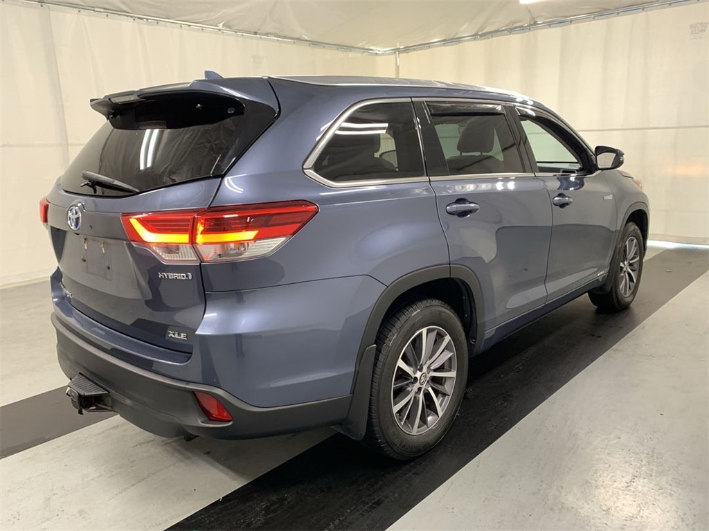 Used 2018 Toyota Highlander XLE with VIN 5TDJGRFH9JS052050 for sale in Cicero, NY