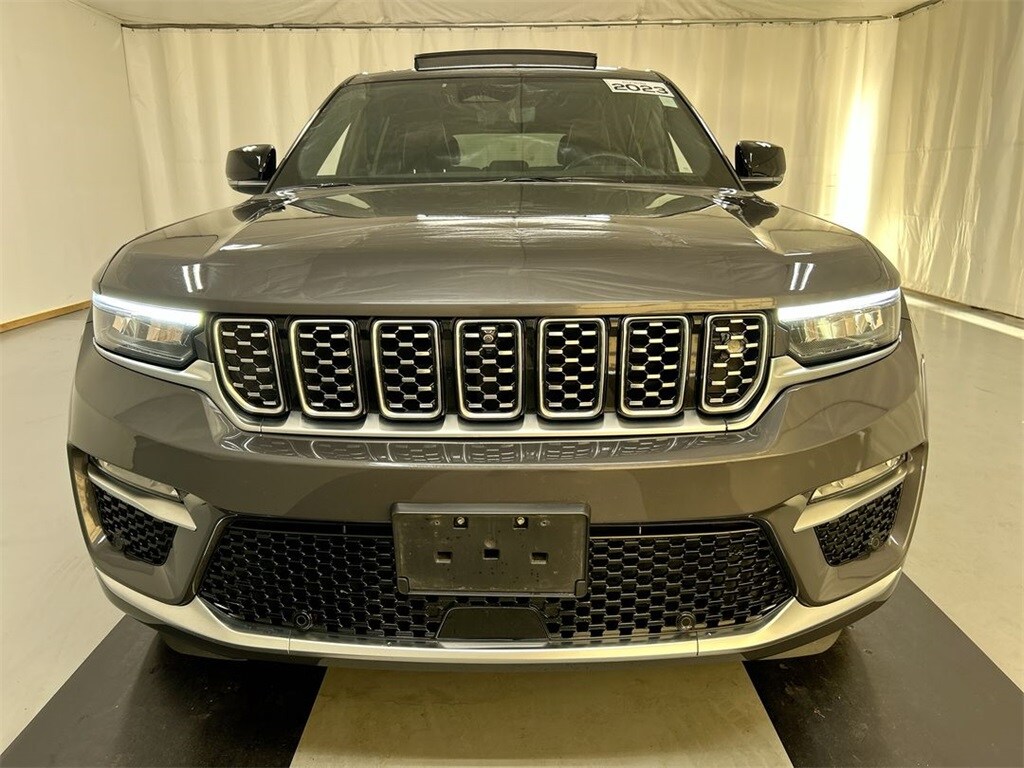 2023 Jeep Grand Cherokee Summit photo 3