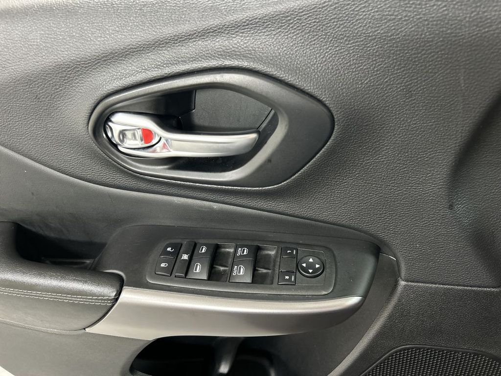 2022 Jeep Cherokee Latitude Lux - Photo 11