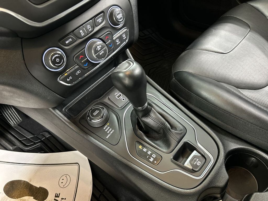 2022 Jeep Cherokee Latitude Lux - Photo 17