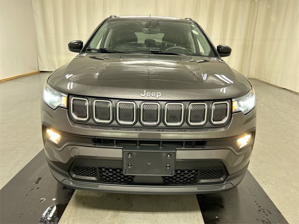 2022 Jeep Compass Latitude Lux photo 2