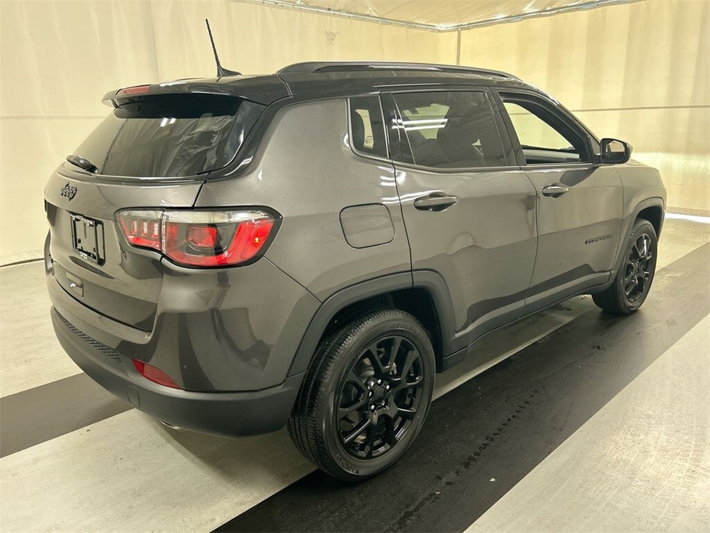 2022 Jeep Compass Latitude photo 2