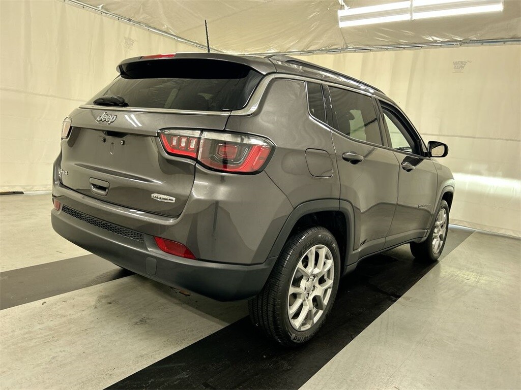 2022 Jeep Compass Latitude Lux photo 2