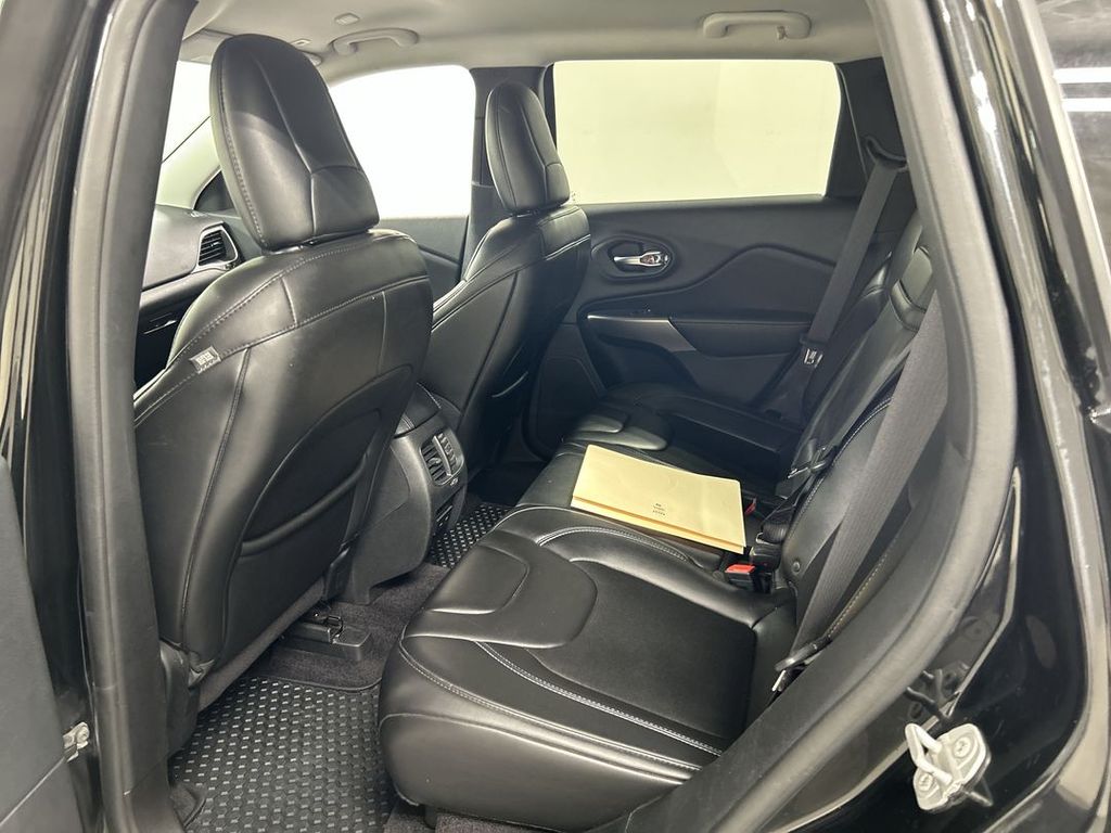2019 Jeep Cherokee Latitude Plus - Photo 19