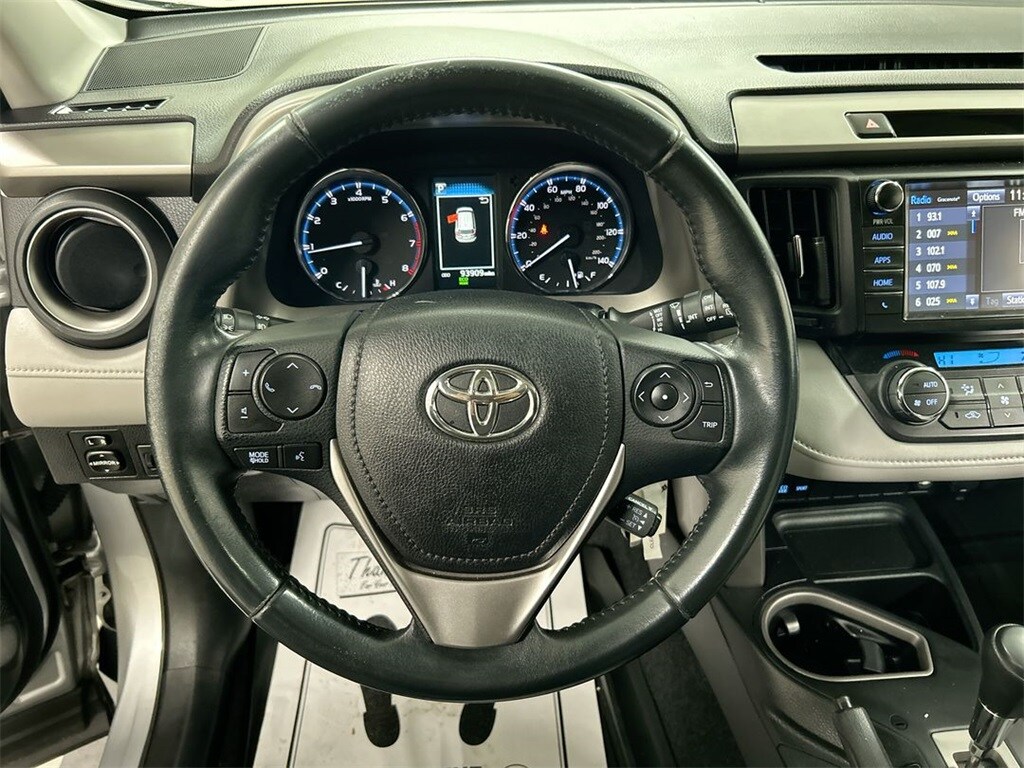 2016 Toyota RAV4 XLE photo 3