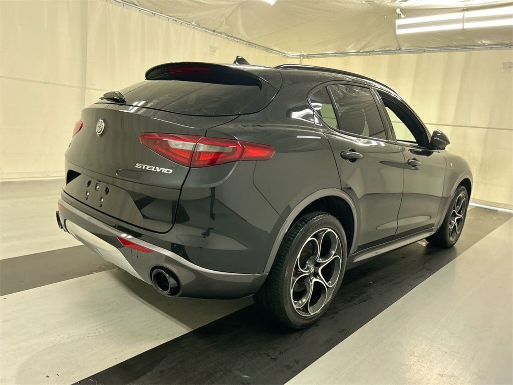 2023 Alfa Romeo Stelvio Ti photo 2