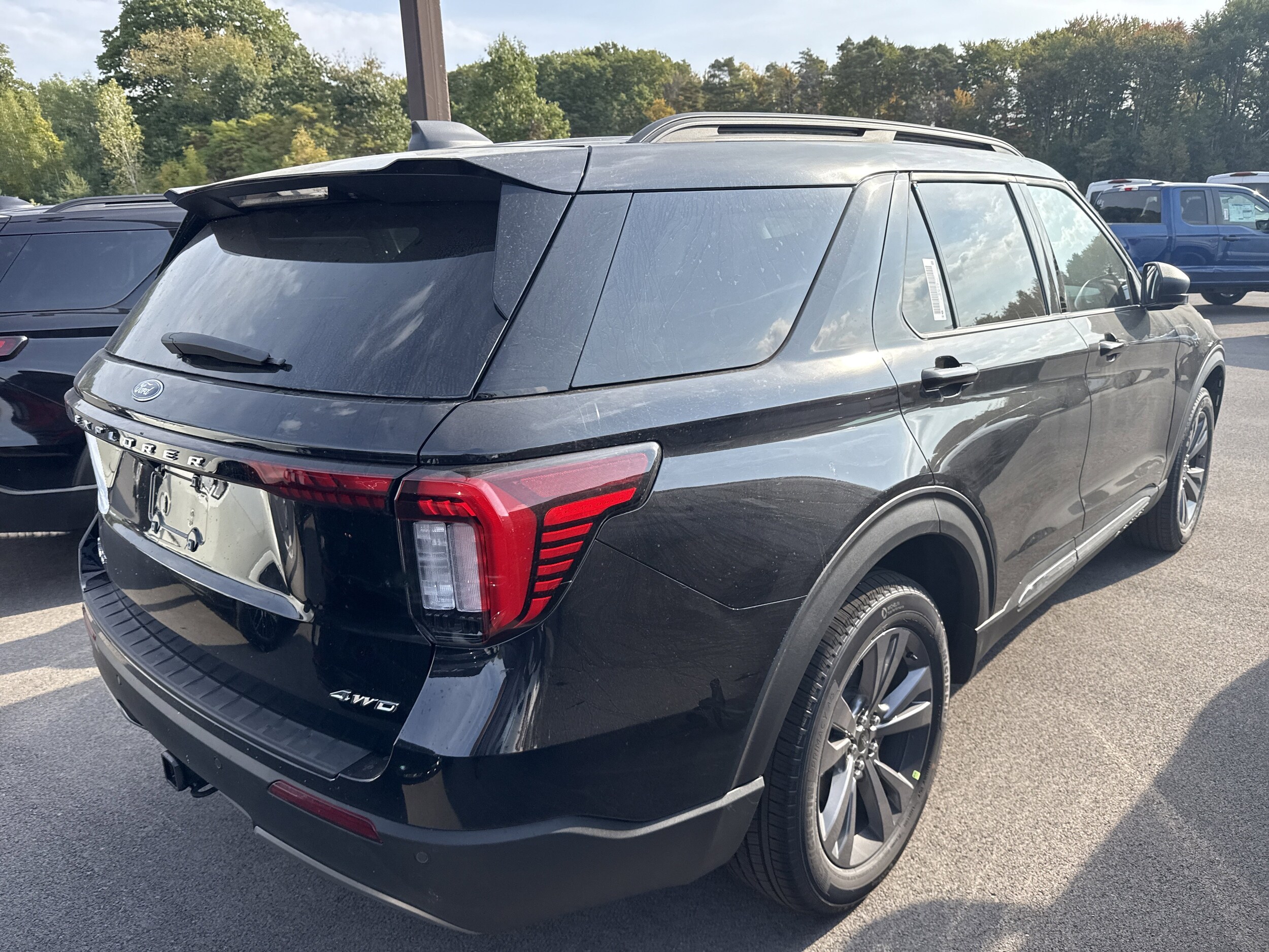 2025 Ford Explorer photo 2