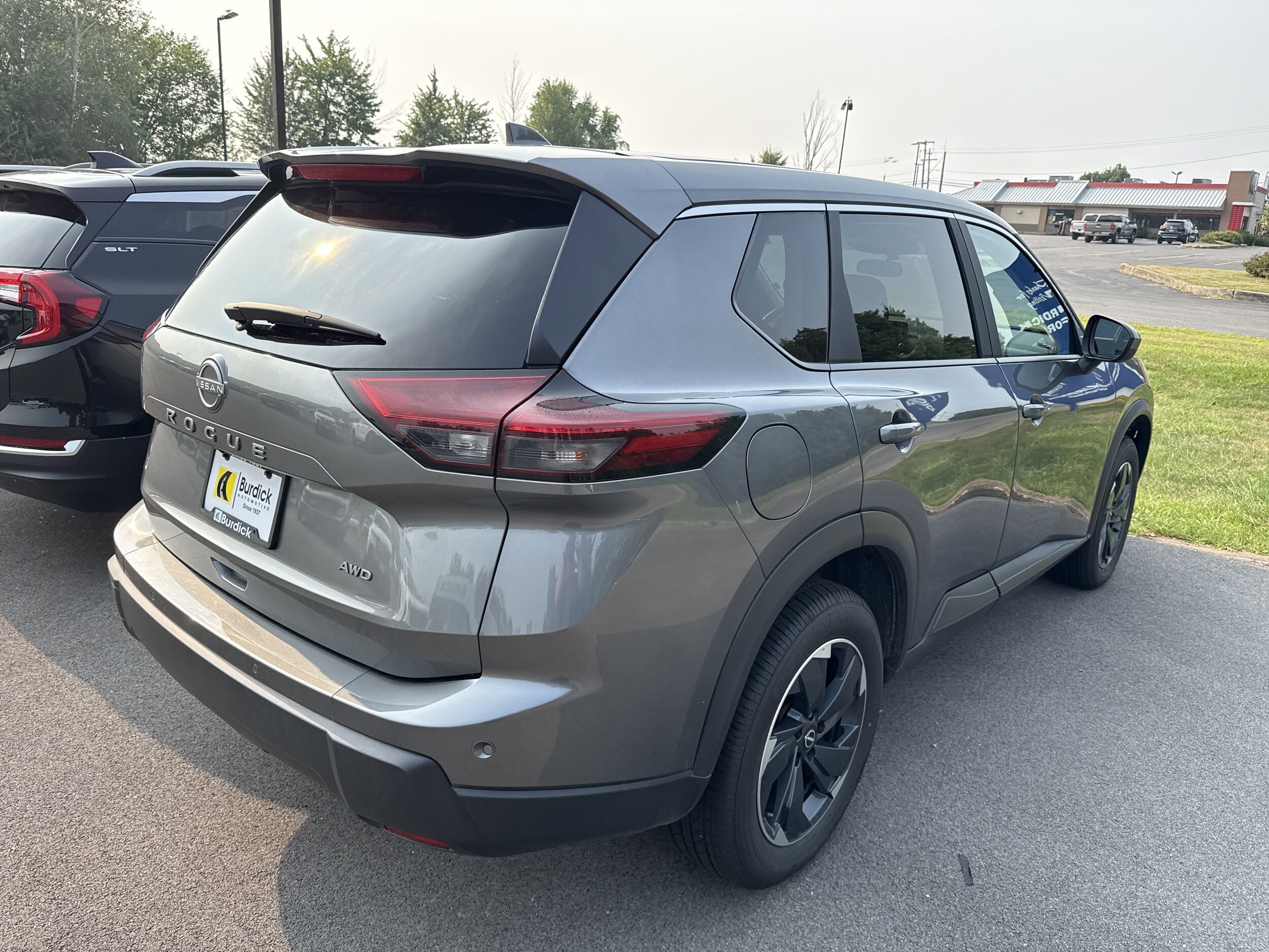 2025 Nissan Rogue SV photo 4