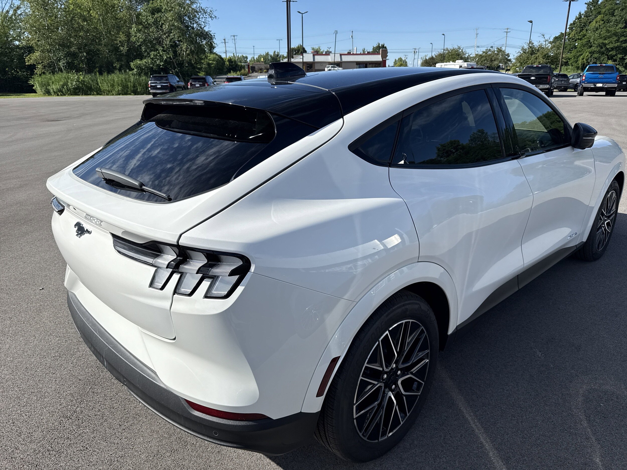 2025 Ford Mustang Mach-E Premium photo 4