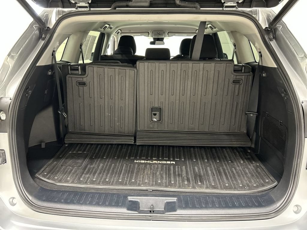 2022 Toyota Highlander LE - Photo 22