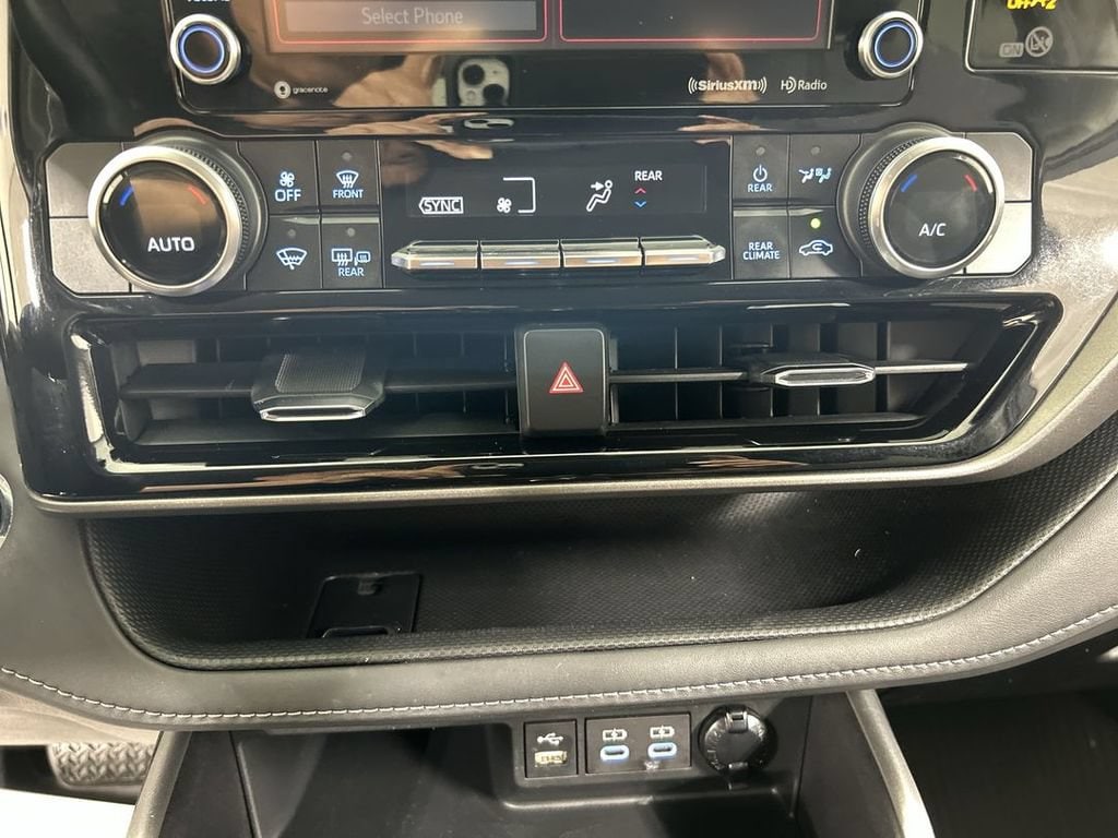 2022 Toyota Highlander LE - Photo 16