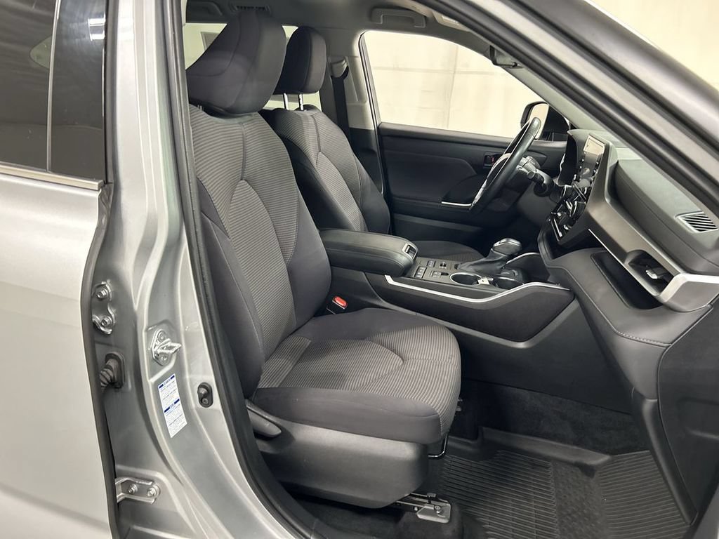 2022 Toyota Highlander LE - Photo 23
