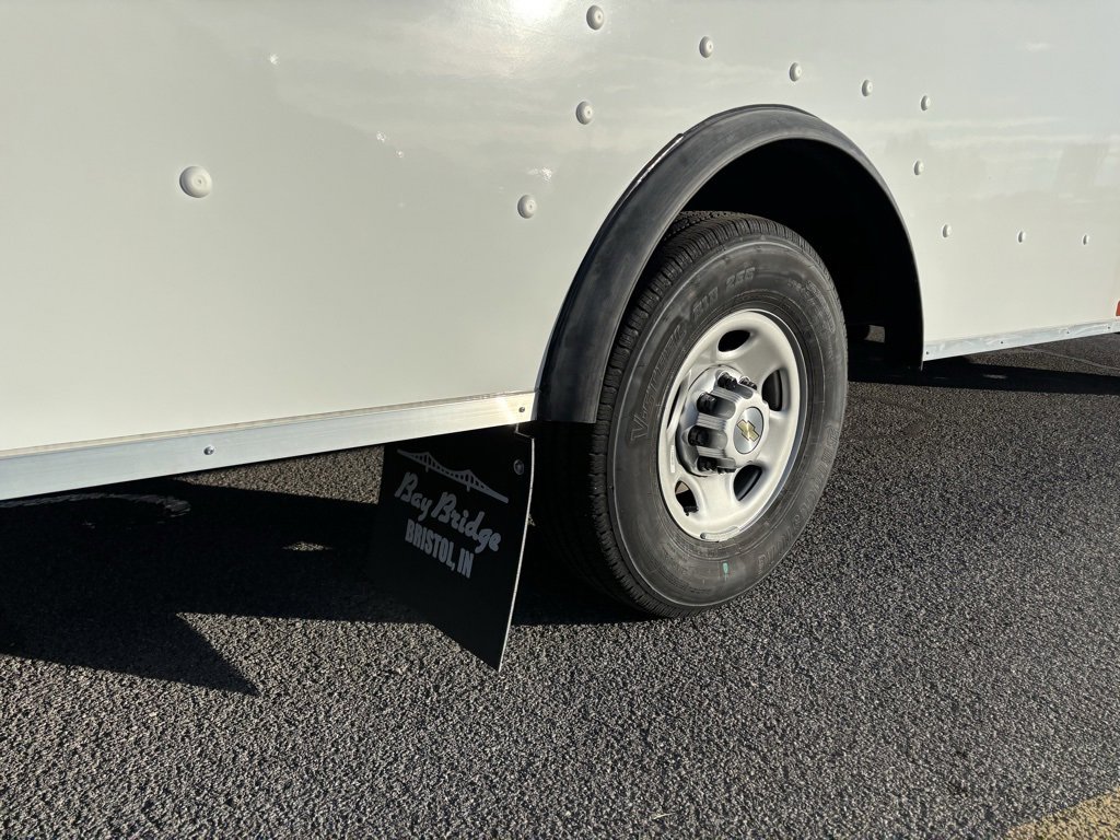 2025 Chevrolet Express 3500 Cutaway Van photo 4