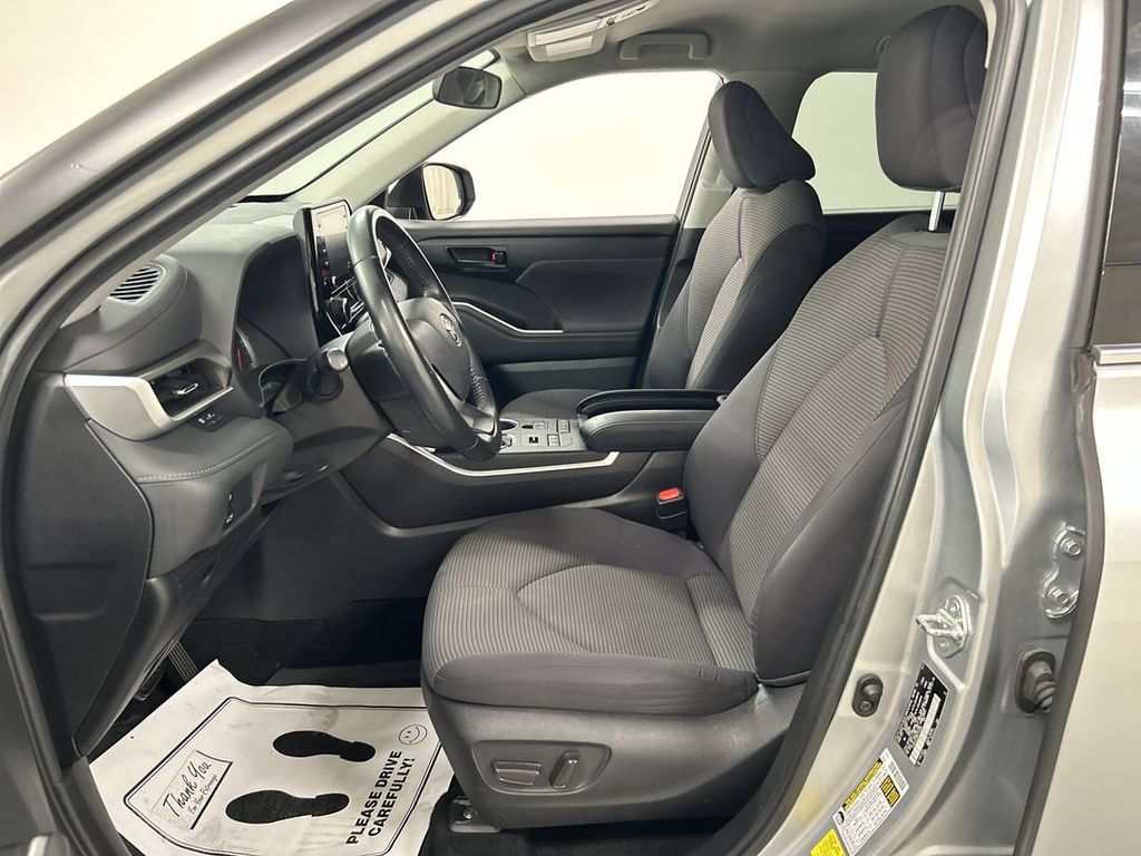 2022 Toyota Highlander LE - Photo 9