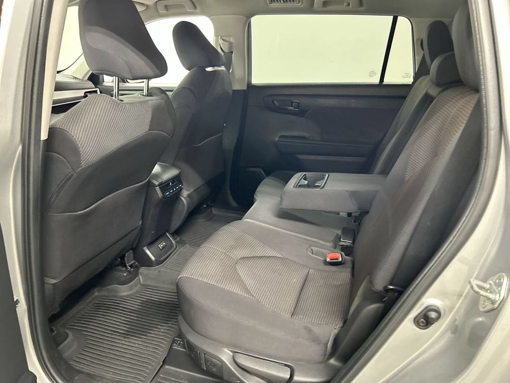 2022 Toyota Highlander LE - Photo 19